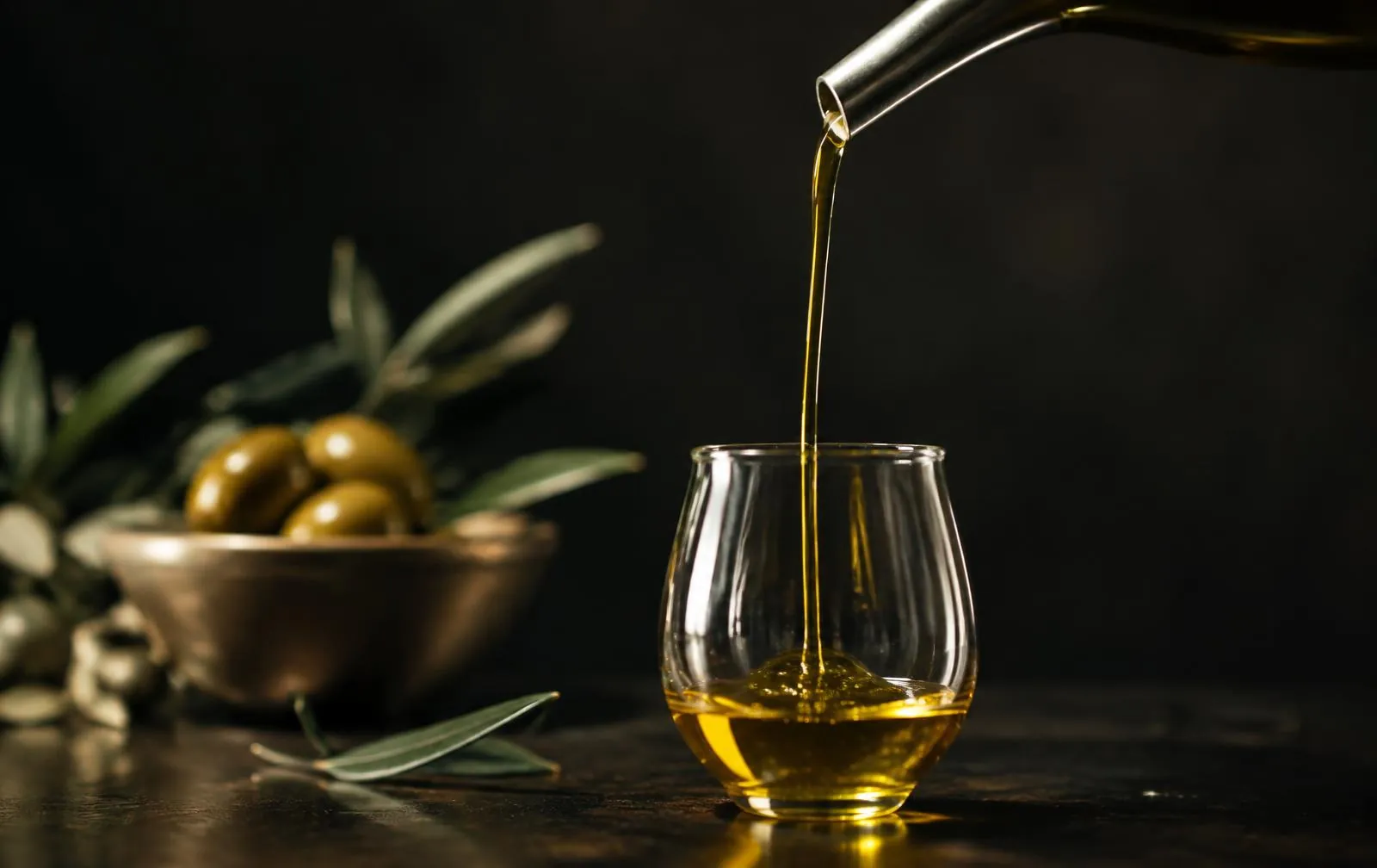 L'huile d'olive versée dans un verre de dégustation