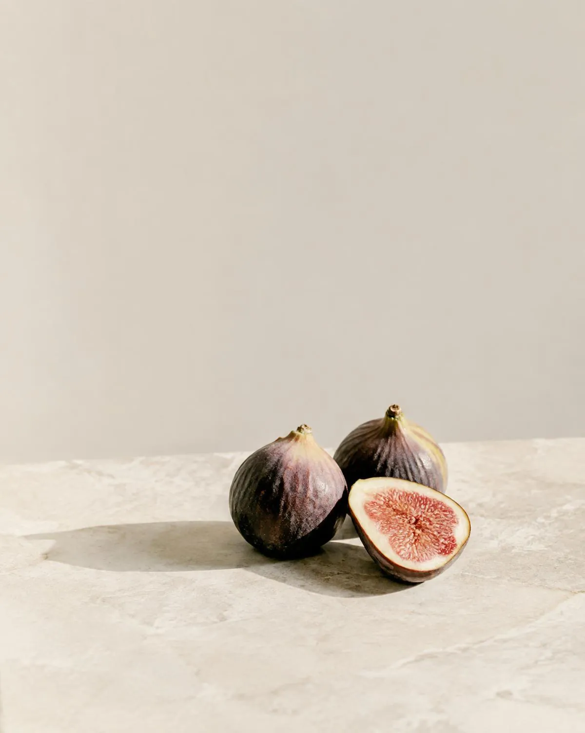 Figues fraîches sur une pierre claire